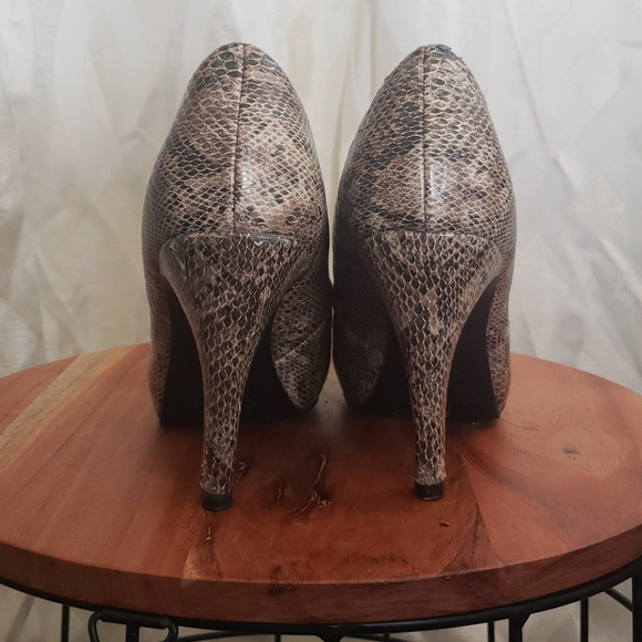 SALE 🖤👠 Snake Print Heels - Picture 4 of 7
